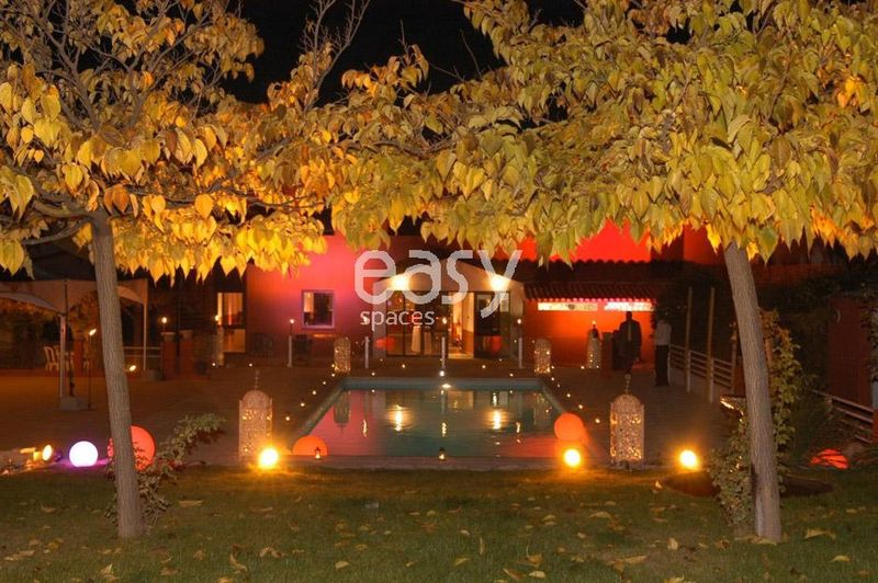 Suggest a location that includes a swimming pool suitable for film shoots or professional photo sessions