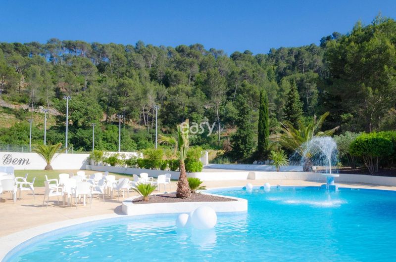 Scenic filming location featuring a beautiful swimming pool for photo shoots in Aix en Provence