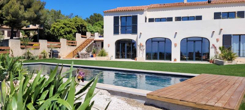 rent a contemporary venue for filming in the vibrant city of Marseille, FRANCE