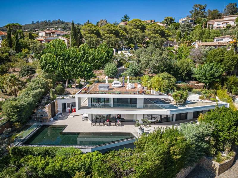 Contemporary villa available to rent for photoshoots in Cannes, FRANCE