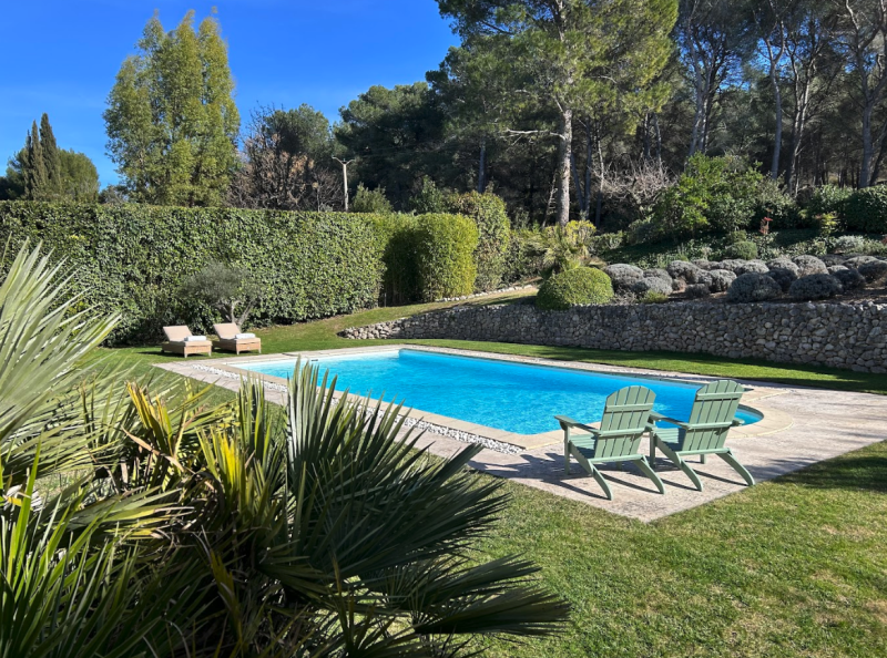 rent a Provençal house with a swimming pool for a photoshoot in the south