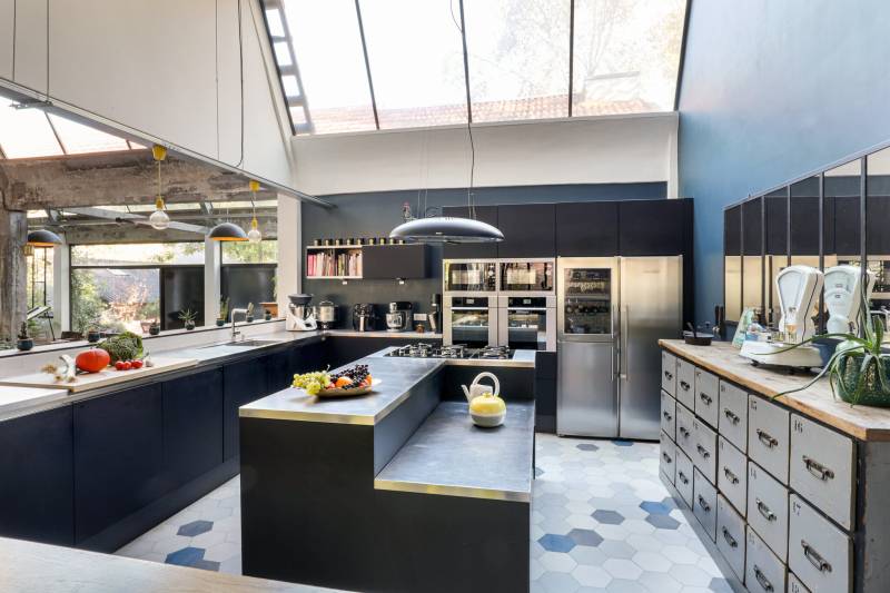 Loft with glass roofs available for rent for photo shoots in Paris, France, featuring spacious and well-lit areas perfect for professional photography sessions