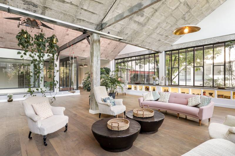 find a unique and unusual location in France for photography shooting in Paris