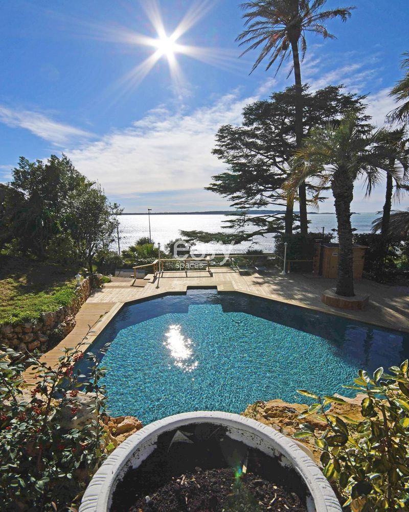 Villa offering an exceptional sea view perfectly suited for photo shoots and filming projects