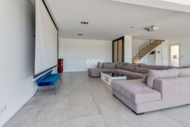 Contemporary Modern Spacious Villa Perfectly Located Near Paris for Shooting and Filming Purposes