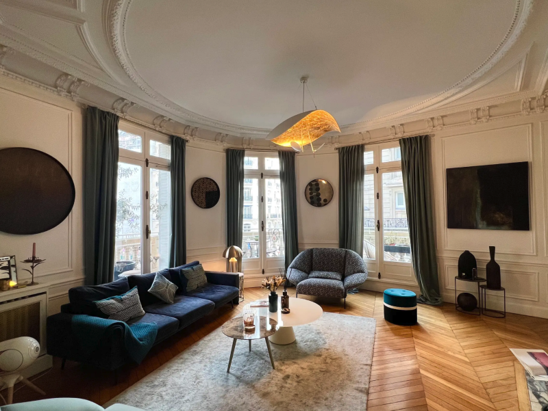 Shooting location with parquet flooring and intricate moldings in Paris, FRANCE