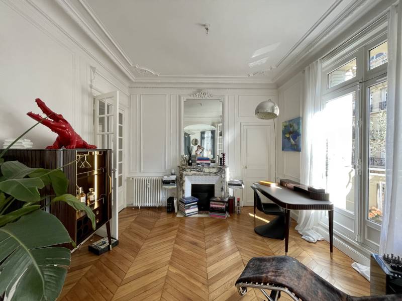 rent a typical Haussmann-style apartment in Paris for a professional photo shoot session