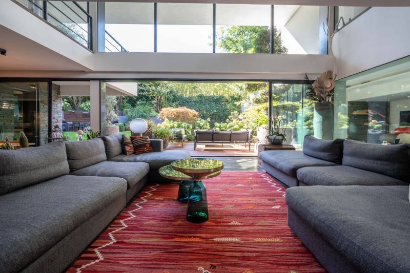 Modern villa available for filming purposes to rent located in Paris, FRANCE