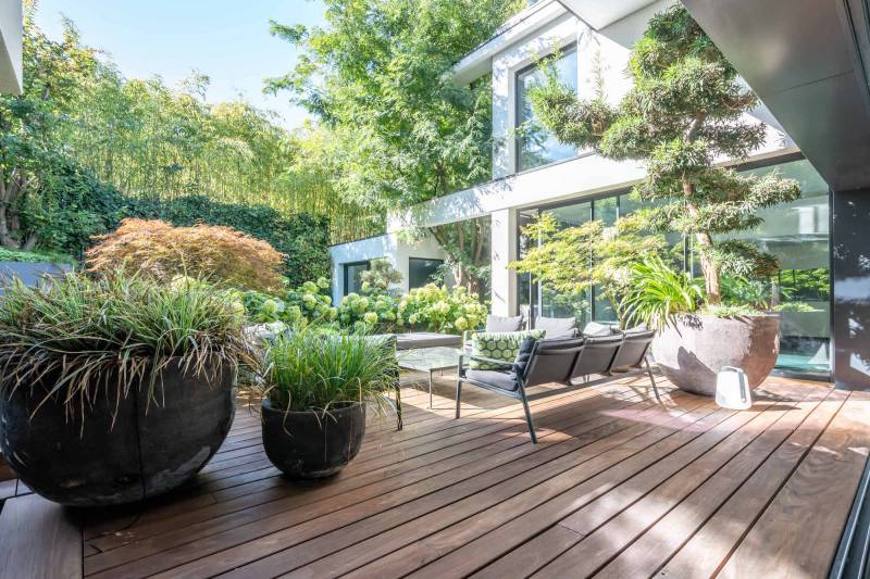 Villa with a beautiful garden available for rent for a photoshoot in Paris, FRANCE