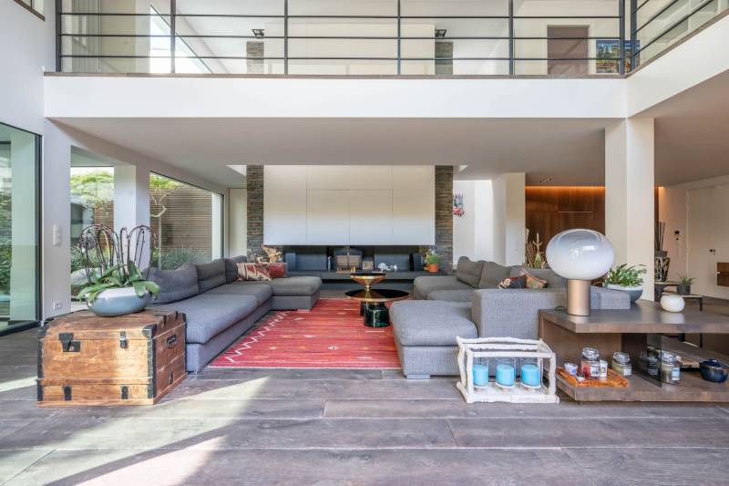 Modern villa available for rent for professional photo production purposes in Paris, FRANCE