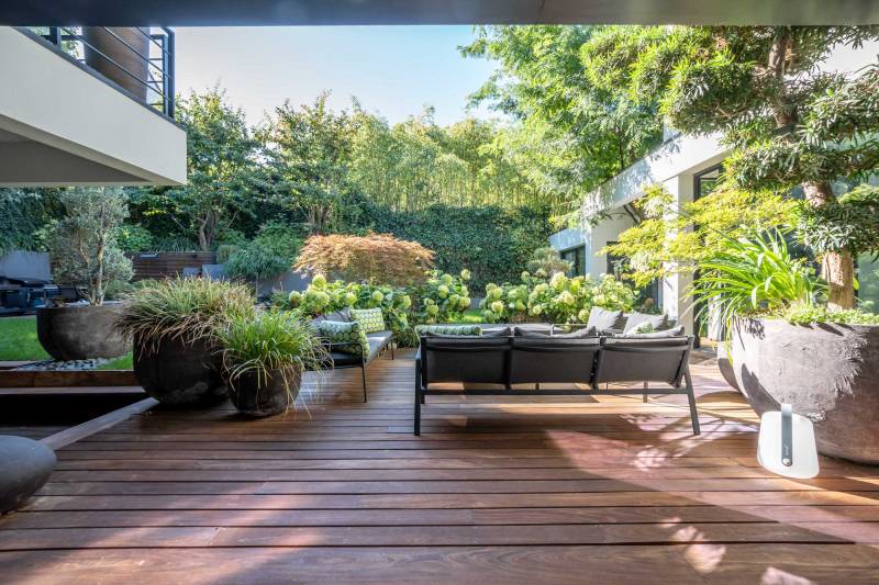 Contemporary villa available for rent for filming purposes in Paris, FRANCE