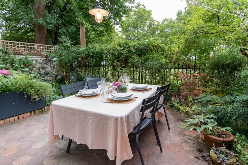 photography location with a garden in Paris France for beautiful outdoor photo shoots