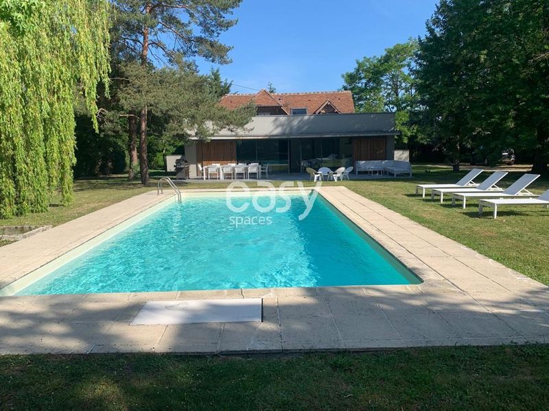 Shooting location with swimming pool in Paris, FRANCE, ideal for photo sessions and events