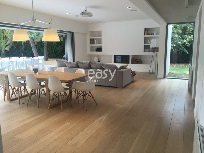 modern villa available for rent in France specifically designed for professional photo productions in the 75 area