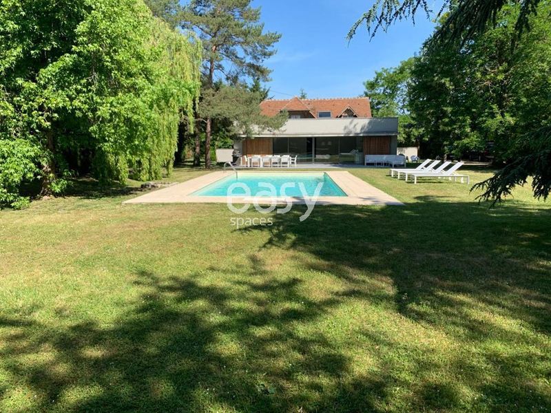 filming location in Paris, France, that includes a swimming pool