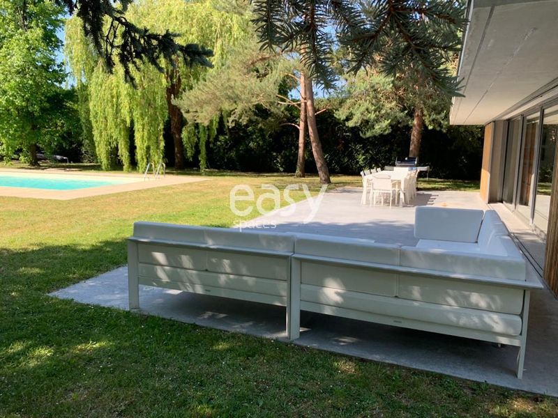 house for photoshoot with swimming pool located in Paris, France