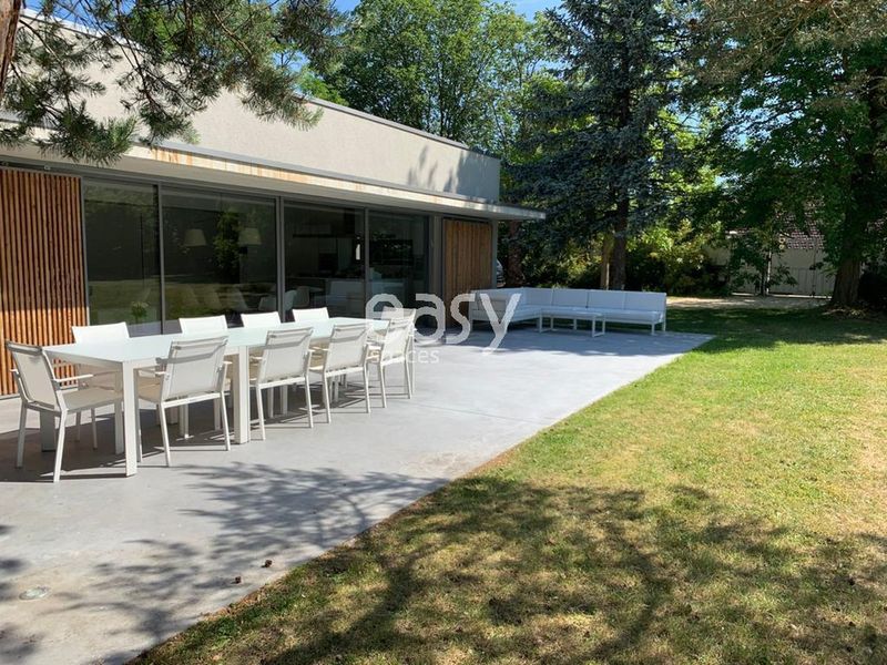 Villa for hosting events with a private swimming pool located in Paris, FRANCE