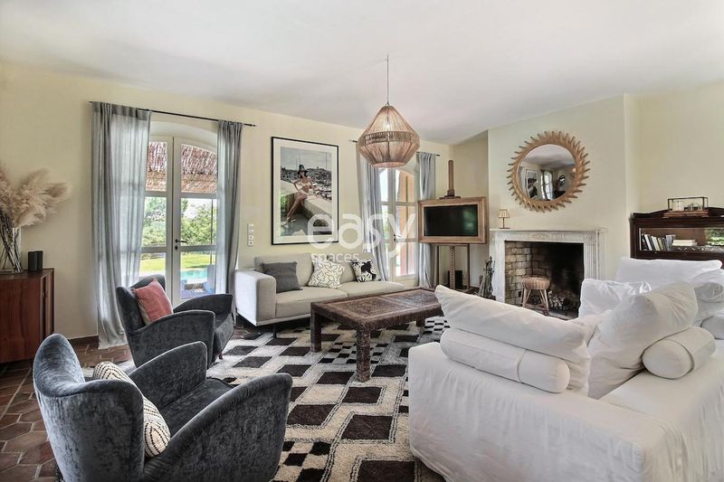 find an ideal location suitable for a photoshoot in the beautiful town of Saint Tropez