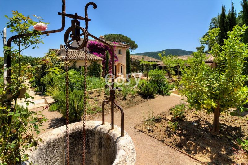 rent a house suitable for a photo production in the beautiful and popular town of Saint Tropez