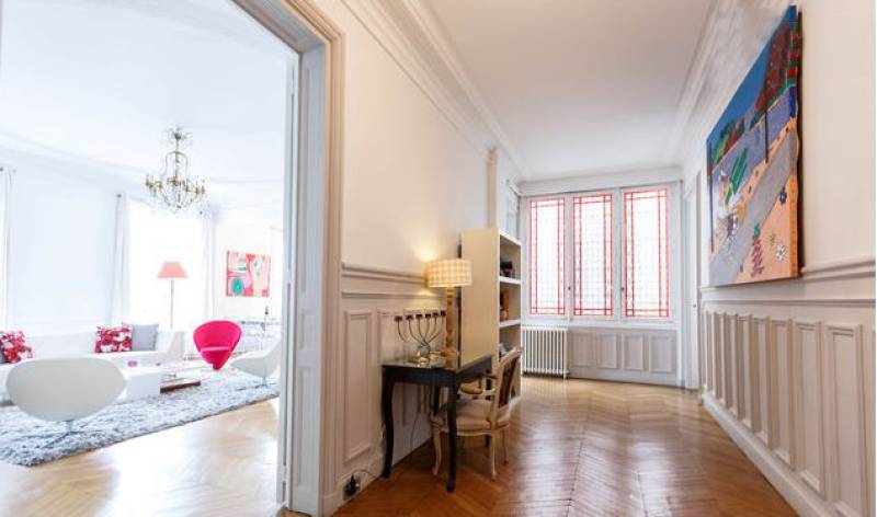 rent a staircase for a film shoot in Paris