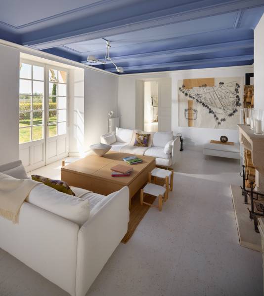 Rental of a typical Provençal house in FRANCE suitable for film and video shooting purposes