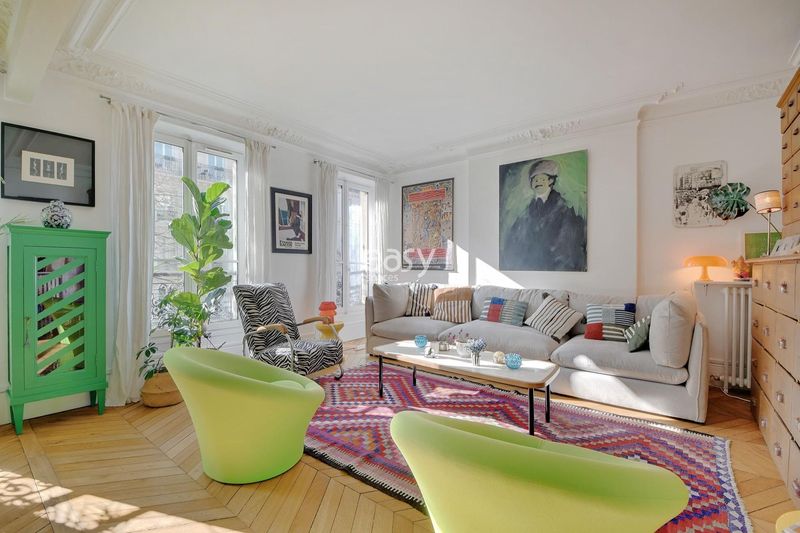 Parisian apartment located in France available for rent for professional photo shoots or commercial shooting sessions