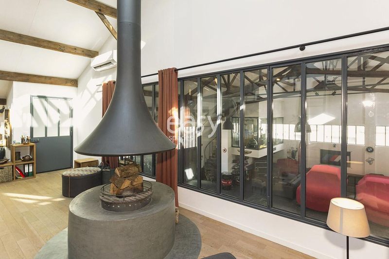 large and versatile industrial space in Avignon suitable for professional events