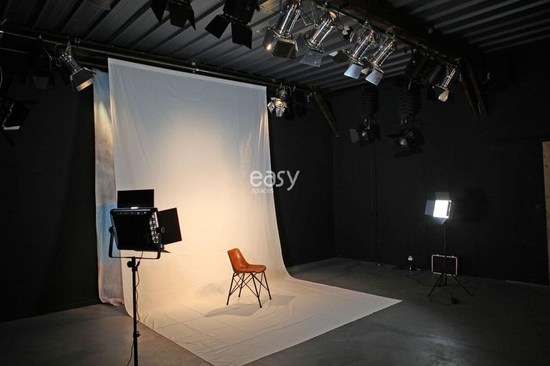 decorative setup and arrangements specifically designed for a professional seminar event held in Lyon