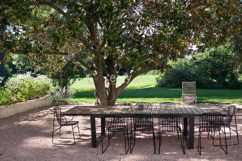 house with beautiful garden ideal for a professional photo shooting in FRANCE