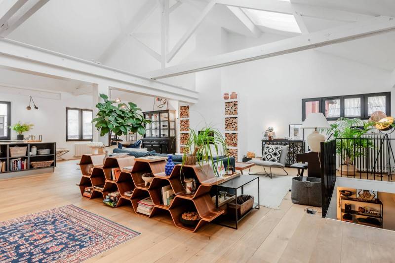 Wide open living space with 18ft ceilings and skylights, large contemporary loft for filming near Paris | Easy Spaces