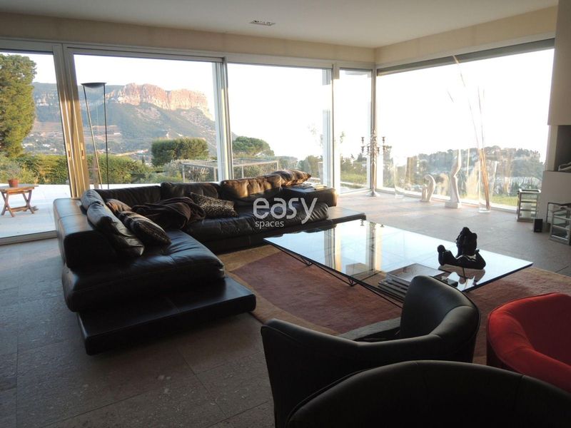 finding a contemporary house suitable for a high-quality photo production in the south of France during the sunny season