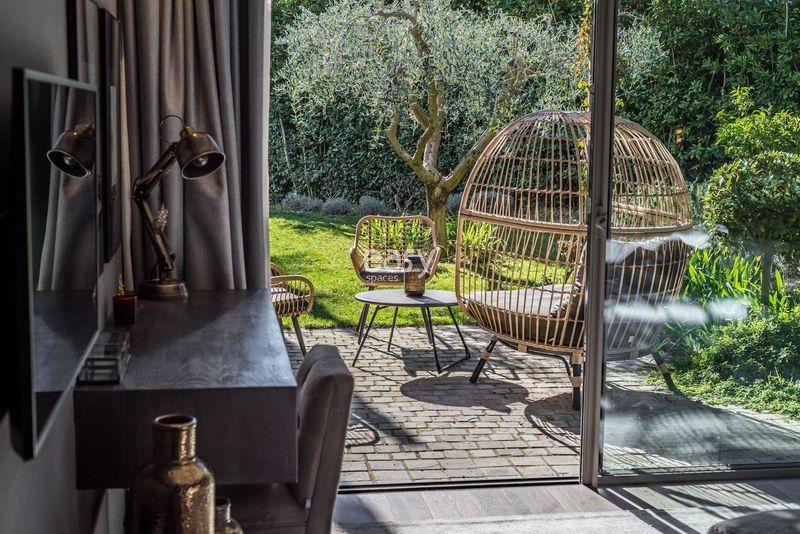 Modern villa designed specifically for professional photo production in Cannes, France