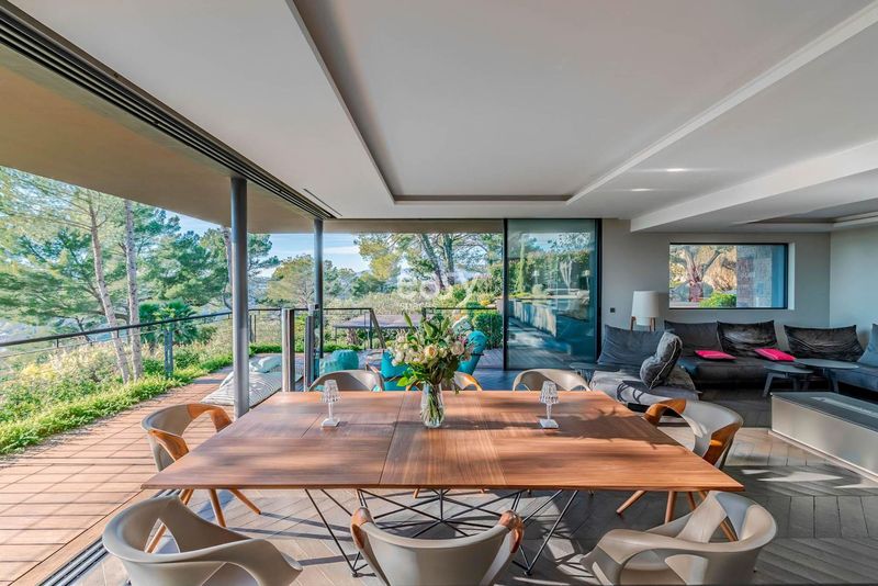 Film and movie set decorations located in the southern region of FRANCE