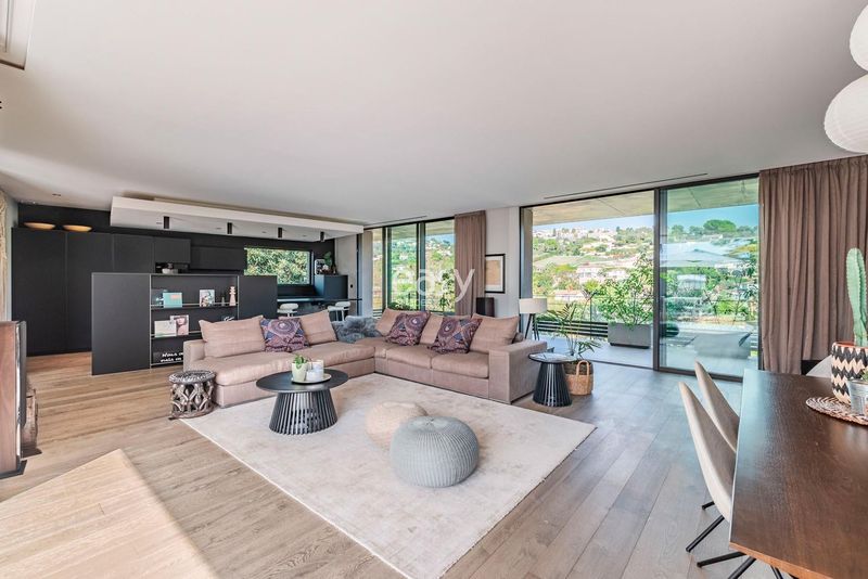 Modern villa rental specifically designed for filming purposes in Cannes, FRANCE