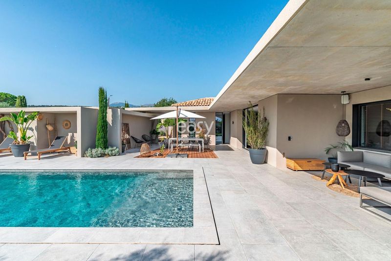 rent an unusual and distinctive location for a photoshoot in the Alpes-Maritimes area of FRANCE