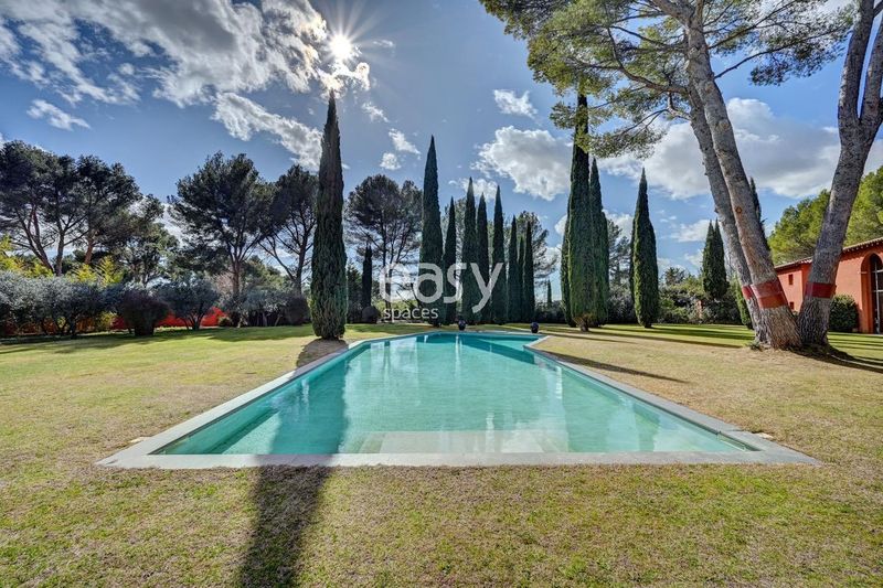 villa with a swimming pool perfectly suited for filming and production purposes in the beautiful southern region of FRANCE