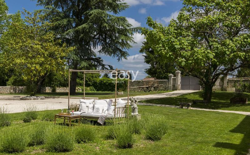 Film set decoration available for rent in the city of Bordeaux