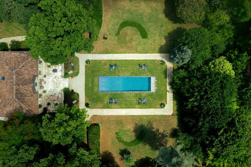 Rent a private mansion for a fashion shoot in Bordeaux