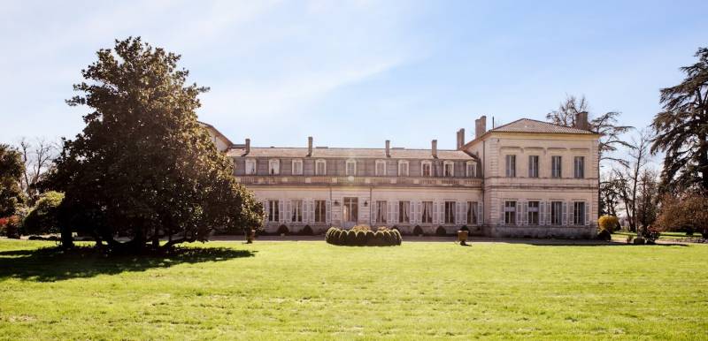 Castle-style decoration suitable for filming in France with an authentic historical ambiance