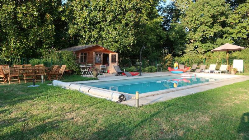 Shooting location with swimming pool in Toulouse, FRANCE, featuring beautiful settings and exceptional amenities for photography sessions