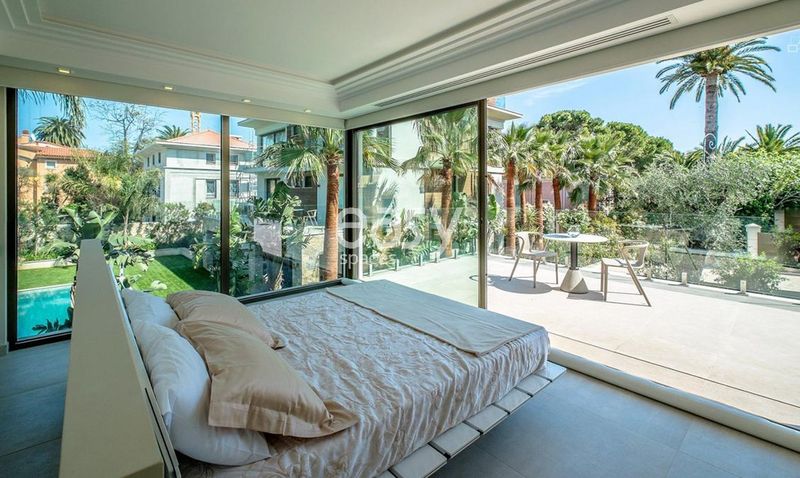 large spacious bedroom in a Californian style house available for rent in Nice specifically for film shooting purposes