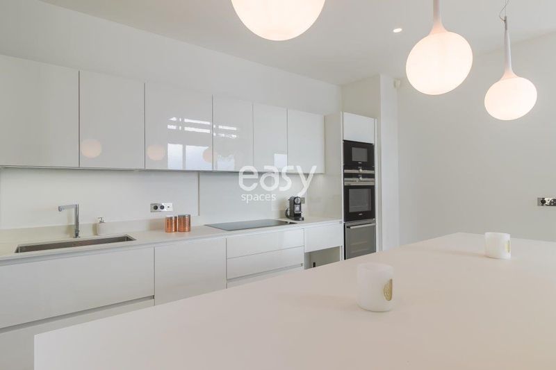 Rental of an architect-designed house featuring a beautiful white kitchen ideal for filming in Nice within the 06 area