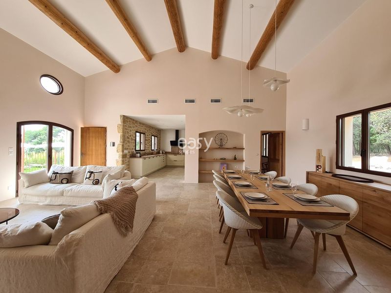 Renting a house with a swimming pool for a professional photo shoot in the region of Vaucluse 84, France