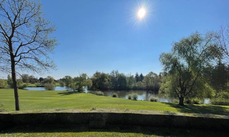 Shooting location in France with a beautiful lake view from Paris