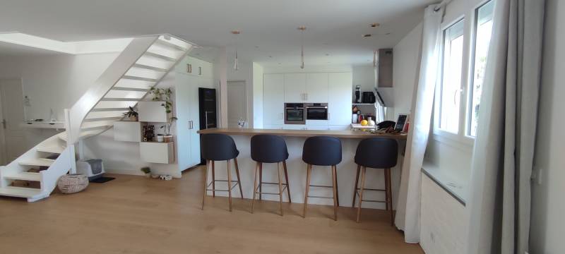 Renting a house in the Parisian suburbs in FRANCE specifically for filming purposes and production activities