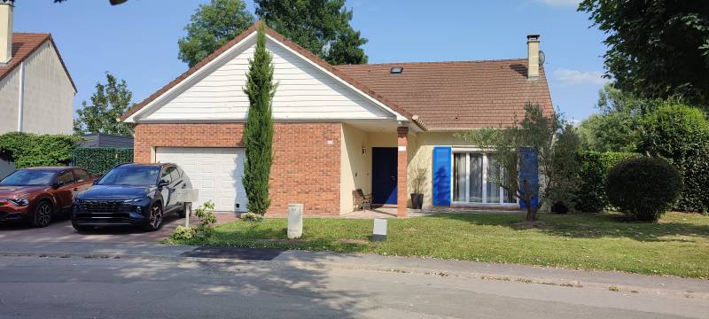 Rental of a 1970s House with Garden for Film Shooting in Paris, France