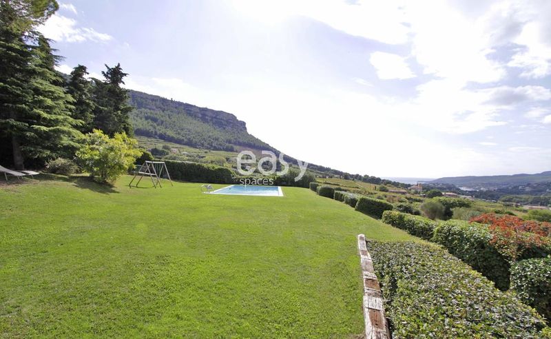 detailed and accurate identification and location of film set decorations and scenery