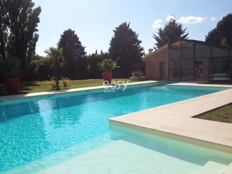 Contemporary house rental with swimming pool available for photo shoots and filming in Lyon
