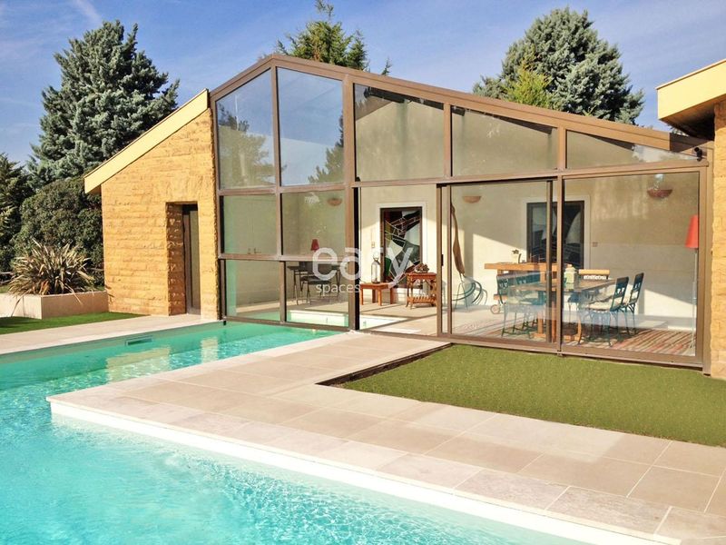Where you can rent a contemporary house with a swimming pool in Lyon for a photo production project
