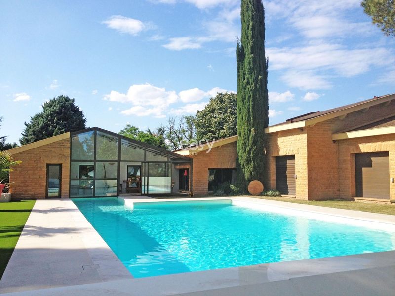 house rental with private swimming pool available for film shooting in Lyon 69 area